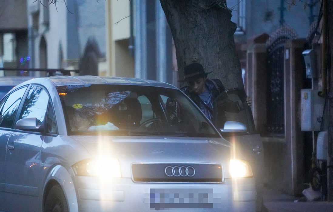 Kamara a ajuns la destinație, iar asistenta va coborî din mașina lui și va lua un Uber