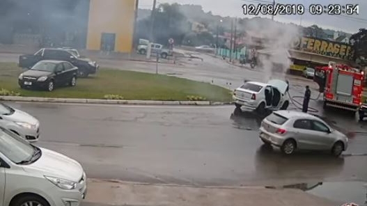 O Dacie Logan a luat foc lângă un camion de pompieri, în Brazilia