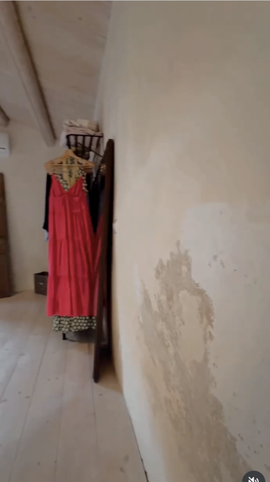 A lăsat Amsterdamul pentru o peșteră din Sicilia! Cât a plătit și cât o costă lunar viața în casa desprinsă din filme