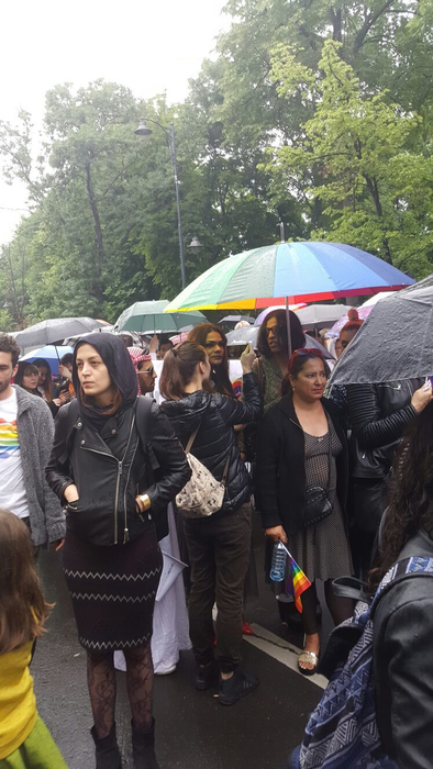 Mii de oameni au pornit la pas prin ploaie spre Piaţa Victoriei, acolo unde se va încheia Marşul Diversităţii