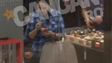 AMA a plimbat o îngheţată prin tot mall-ul! Nu s-a despărţit de ea când şi-a luat haine, sub ochii îngăduitori ai vânzătorului