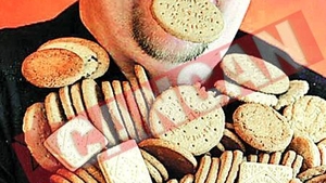 Mananca numai biscuiti de 25 de ani