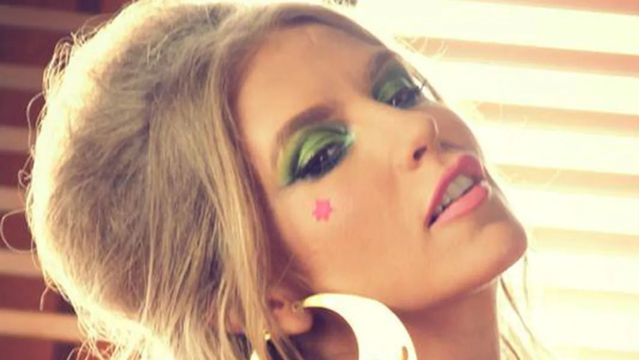 Rar ai ocazia să o vezi asa! Corina Bud, imbrăcată in port maramuresean! Esti ca o păpusă scoasă din cutie