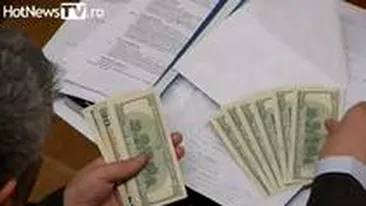 VIDEO Tara arde si baba se piaptana! Un senator numara dolari in timpul dezbaterilor la motiunea de cenzura