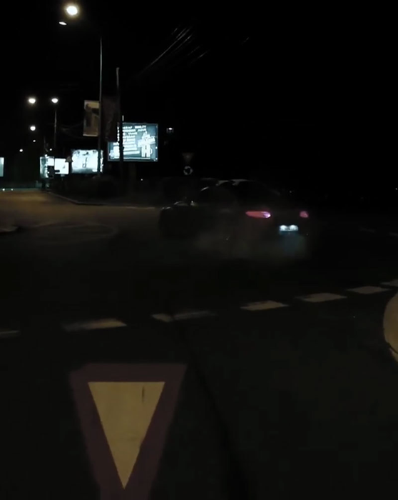 Zed se învârte în cerc cu maşina, deşi se află în Capitală