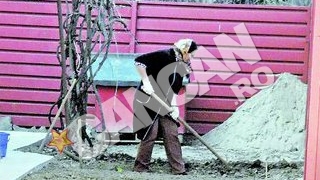 Isi imparte timpul intre fetite si activitatile casnice. Stareta cu gemene isi cultiva singura legumele