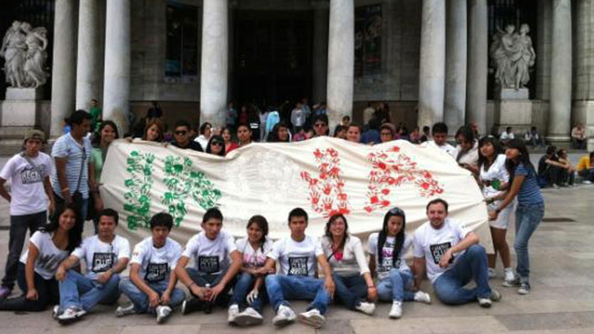 Uite ce mult o iubesc mexicanii pe Inna! Au brodat pe un cearsaf numele ei!
