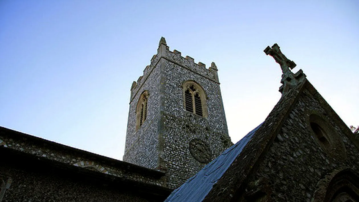 Un român a distrus o biserică istorică din Anglia ca să fure tabla de pe acoperiş!