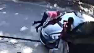 Surpriză de Ziua Îndrăgostiților. O tânără a dat cu mașina peste iubita fostului partener, apoi și-a făcut un selfie | VIDEO