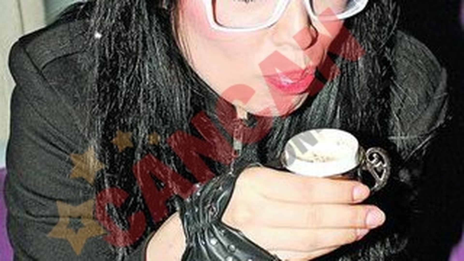 I-a pierit glasul din cauza cafelei