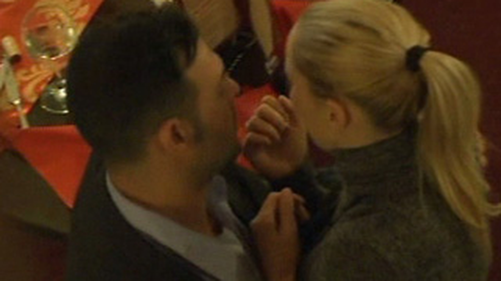 VIDEO Cornel Pasat s-a luat la bataie intr-un restaurant care i-a acuzat sotia ca il hartuieste! Si-a rupt pantalonii in fund in timpul luptei