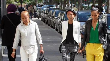 Mai inalta decat un cocostarc! Willow Smith a iesit cu mama si bunica in oras pe niste plaftorme ametitoare! Tu ai purta asa ceva?