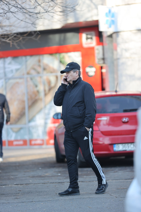 Nea Mărin, în așteptarea soției lui, care a intrat în clinica medicală