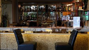 Au început sancțiunile. Un patron de bar a fost amendat cu 6.000 de lei de Poliție. Ce restricții a încălcat