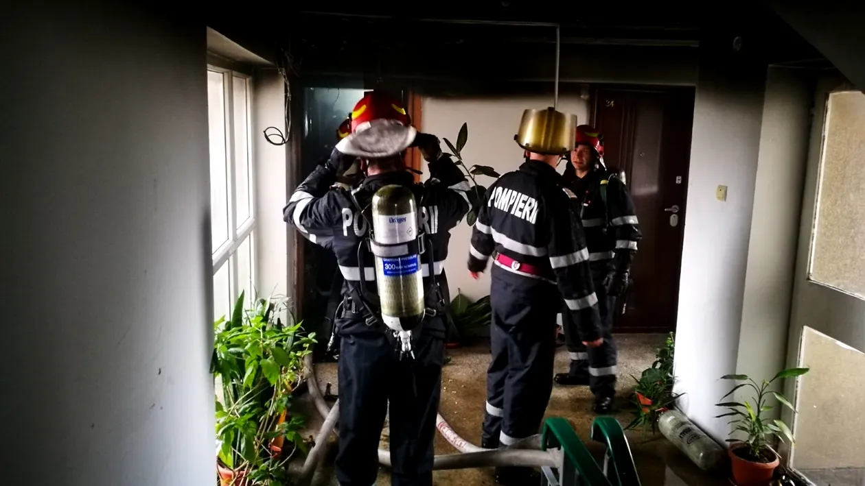 VIDEO / Alertă în Bucureşti! Zeci de oameni evacuaţi, după ce un apartament a luat foc. Sunt victime