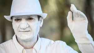 Cătălin Lefter era angajat al unei bănci din Huși, dar s-a mutat în Spania, unde "lucrează" ca statuie vie în Valencia. Ce spune despre banii pe care îi câștigă din noul "job"