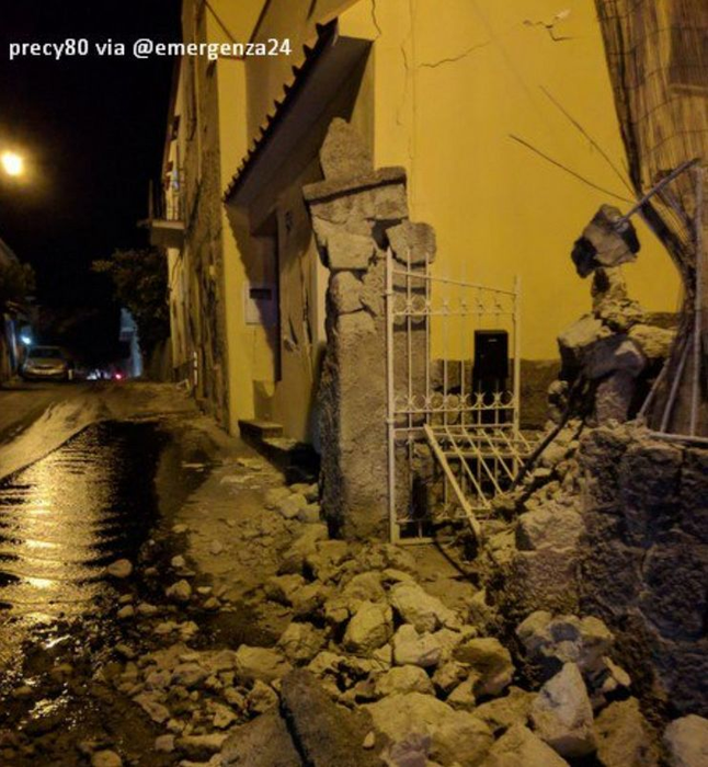 Cutremur lângă Napoli. Un mort şi 20 de răniţi