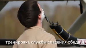 VIDEO INCREDIBIL! Un pilot rus barbiereste un tanar cu lama prinsa de elicopter
