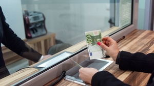 O femeie din Buzău a rămas fără toți banii strânși în străinatate. Cum i-au dispărut 35000 de euro din cont