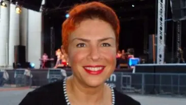 Va mai aduceti aminte de Teo Trandafir blonda? Uite-o cu ochelari, cu parul razvratit si imbracata la patru ace