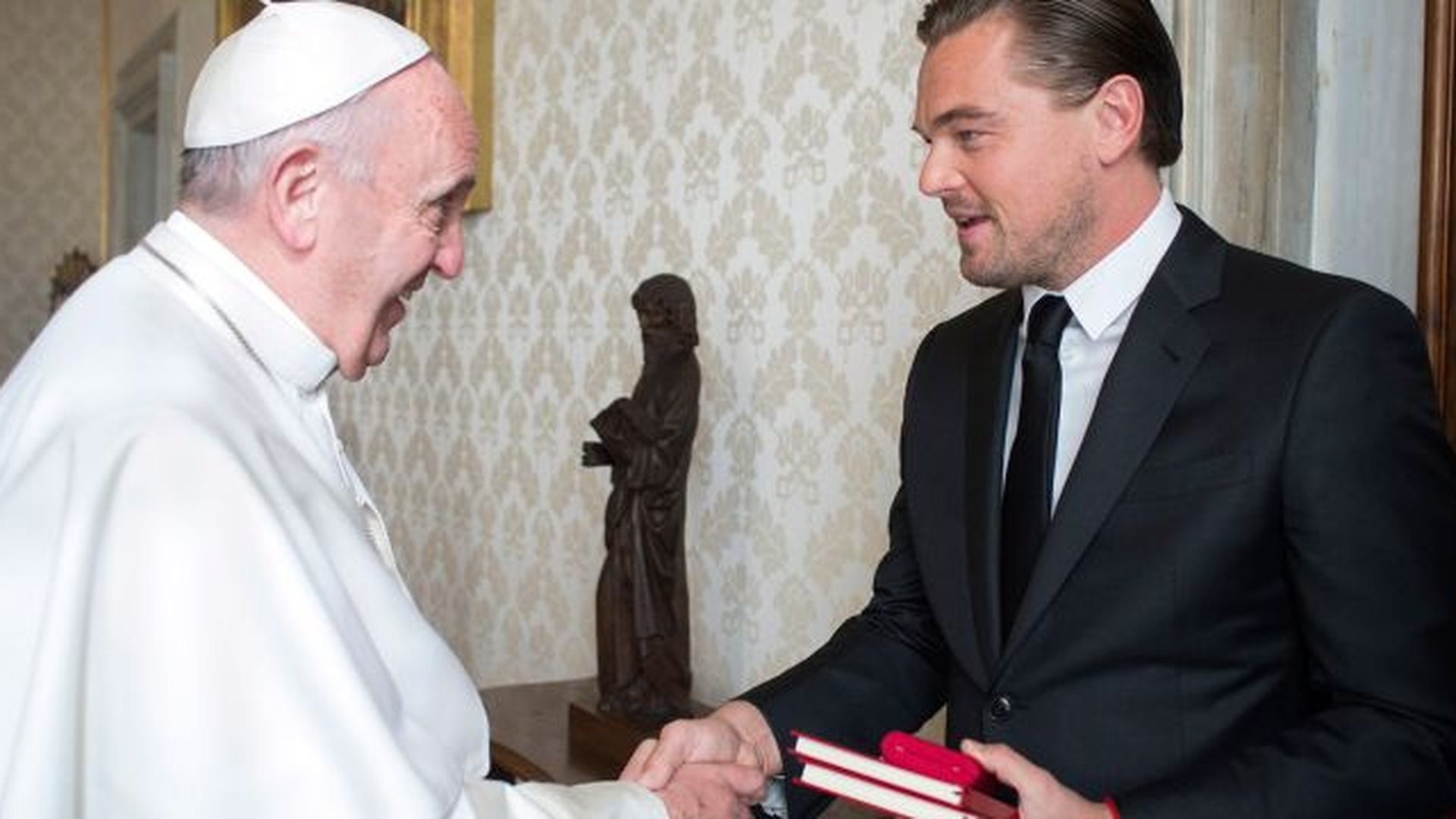 Leondardo DiCaprio se roaga pentru Oscar. Vezi ce-a facut la Vatican, in vizita la Papa Francis