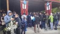 VIDEO / Condus pe ultimul drum cu lacrimi amare! Gestul emoţionant făcut de ortaci pentru minerul înmormântat chiar de ziua lui