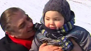 VIDEO Primul sanius regal! Printul Paul si printesa Lia s-au dat pe derdelus impreuna cu fiul lor!
