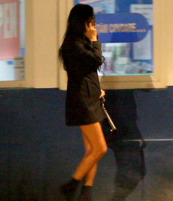 Daniela Crudu vorbește la telefon