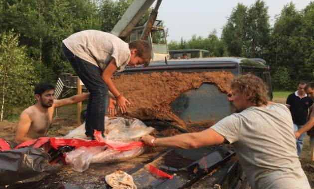 Au descoperit un Mercedes-Benz G-Class îngropat în pământ în Rusia. Ce s-a întâmplat după ce oamenii au verificat bolidul