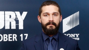 Shia LaBoeuf adora proiectele bizare de arta. Pentru cel mai recent, vedeta a dat un pumn in fata unui student