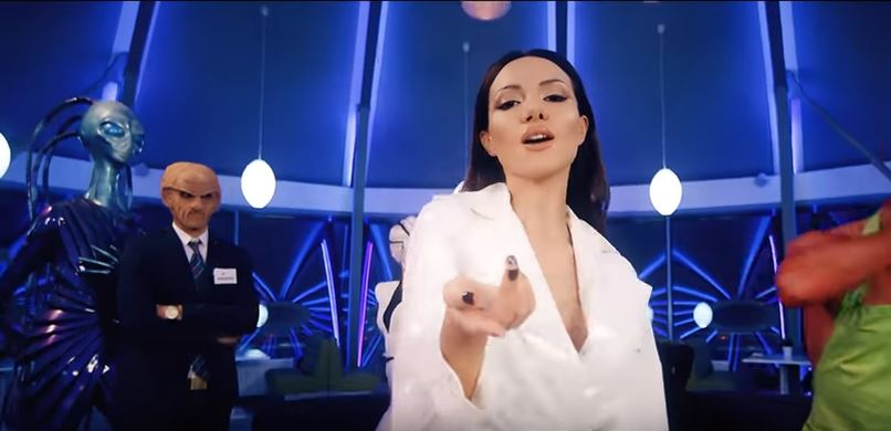 Otilia a lansat primul videoclip cu extratereștri, filmat chiar pe un OZN!