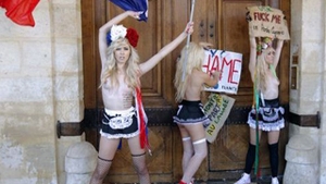 FEMEN-istele, in sanii goi la usa fostului sef al FMI