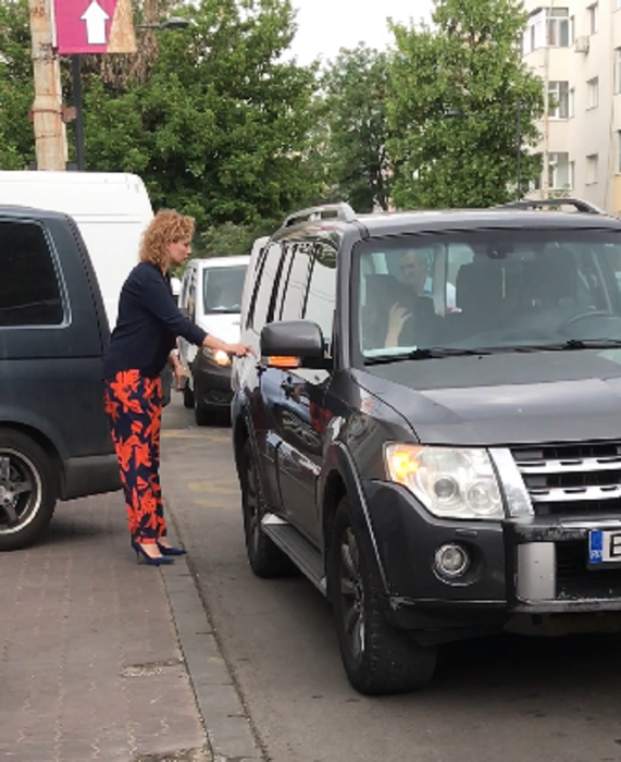 Ioana Băsescu, la ieșirea din magazin