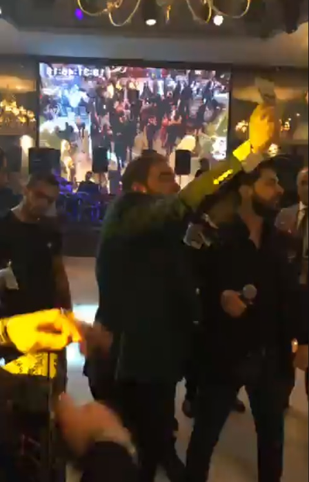”Regele manelelor”, îngropat în bani la un chef al clanurilor!