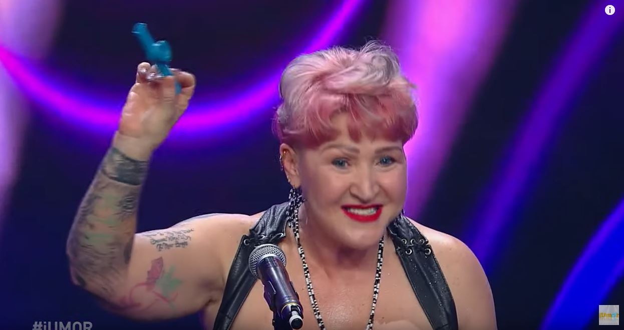 Scene halucinante la iUmor! Violeta Niculae a renunțat la lenjerie, și-a introdus o trompetă în zona intimă și a cântat. Jurații au fost uimiți: “Nu există așa ceva pe Pământ!”