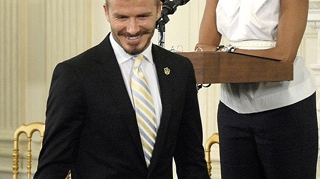 David Beckham, schimbare infricosatoare de look! A uitat sa se barbiereasca si si-a lasat o mustata "a la d'Artagnan"! Uite in ce hal s-a prezentat la intalnirea cu Barack Obama!