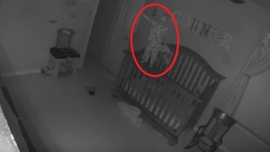 Te trec fiori pe şira spinării! Filmuleţul cu un bebeluş posedat a şocat milioane de internauţi 