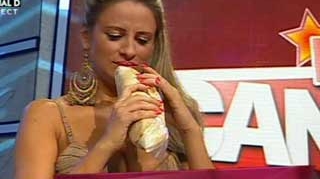 VIDEO Ce le mai place saorma! Uite-le pe Sanziana Buruiana si Andreea Tonciu infruptandu-se din fast-food!