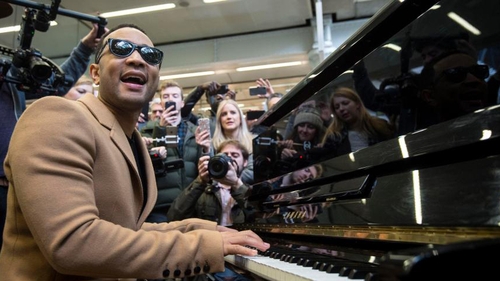 Celebrul JOHN LEGEND le-a oferit un concert surpriză fanilor pe peronul unei staţii de tren! Imaginile sunt incredibile