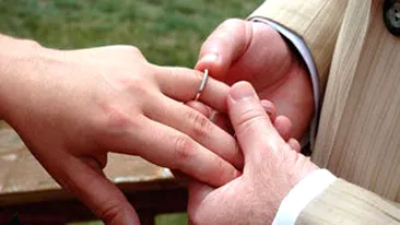 S-a dus sa-si schimbe buletinul si a aflat ca e maritata cu doi barbati