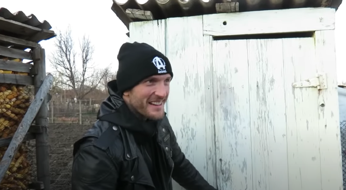 Cătălin Bordea a arătat casa în care a copilărit/ Sursa foto: Captură video