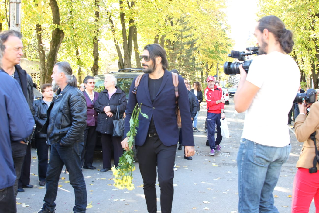 Cum și-a făcut apariția Connect-R la înmormântarea lui Leo Iorga! Ce a adus la căpătâiul cântărețului! IMAGINI EXCLUSIVE
