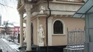 Romii din Timisoara isi construiesc mini-palate cu turnulete chiar si in cimitire!