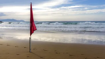 Turiștii nu țin cont de avertizările salvamarilor de pe litoral. Ce reguli trebuie să respecți atunci când se arborează steagul roșu!