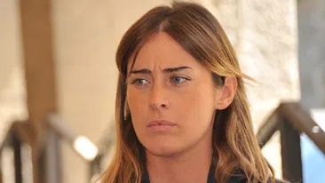 Imaginea care a devenit viral! Cum arata ministrul italian fotografiat cu chilotii la vedere cand semna un act oficial