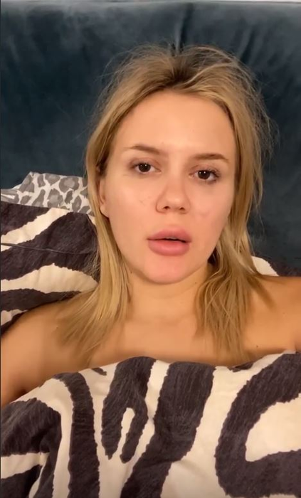 Cu ochii umflați de plâns și machiajul întins, Emily Burghelea a dezvăluit că s-a certat puternic cu logodnicul ei, Andrei: “Eram dezbrăcată, a insistat să posteze clipul” | FOTO & VIDEO
