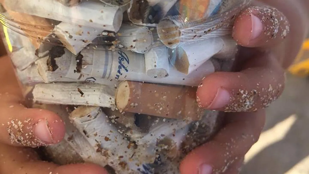 Ce lasă turiștii în urma lor pe litoral! Un copil din Iași a strâns „200 de țigări și un cui” : „Ai fost în vacanță și te-ai distrat, nu?”