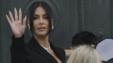Kim Kardashian, cu un colier de 3 milioane de dolari la procesul pentru jaful de 10 milioane de dolari din Paris