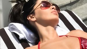 Oana Zăvoranu s-a fotografiat într-o ipostază sexy. Unul dintre fani a reacţionat imediat. "Ţi se vede..."