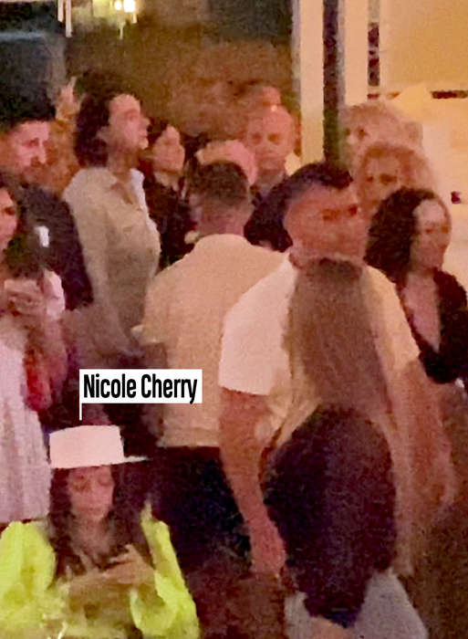 Nicole Cherry a fost în club, dar a preferat să stea mai mult pe scaun și să butoneze telefonul